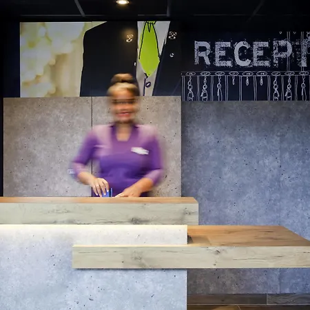蓬塔尔特科目巴尔特rn4马恩河谷宜必思快捷酒店 酒店